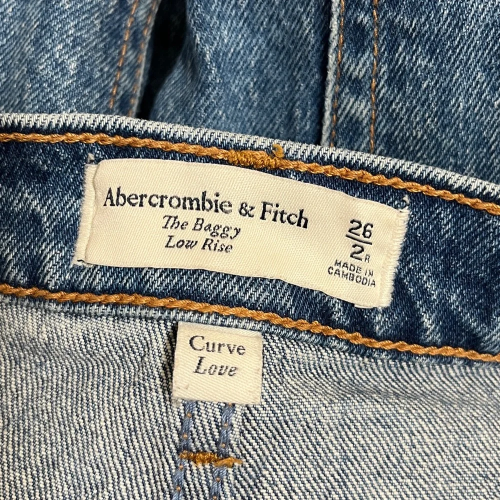 Abercrombie & Fitch The Baggy Low Rise Blue Jeans - Picture 7 of 8